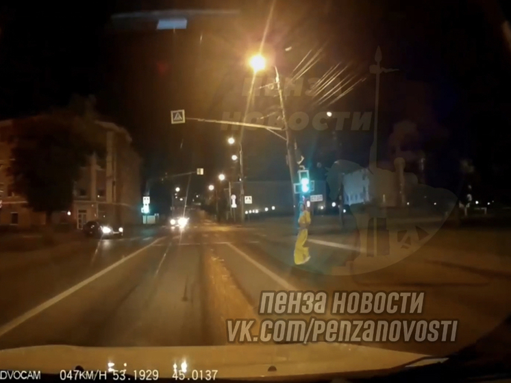 В Пензе девушка в ярком костюме чуть не угодила под колёса
