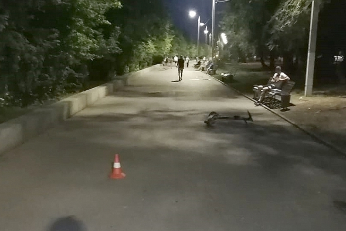 В центре Волгограда 15-летняя девушка на электросамокате сбила девочку