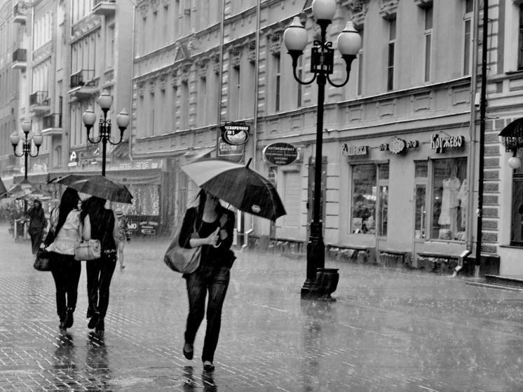 Из-за ливня в Москве затопило два торговых центра