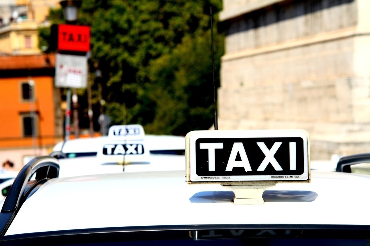 Курянин получил штраф за незаконную установку фонаря такси на машину