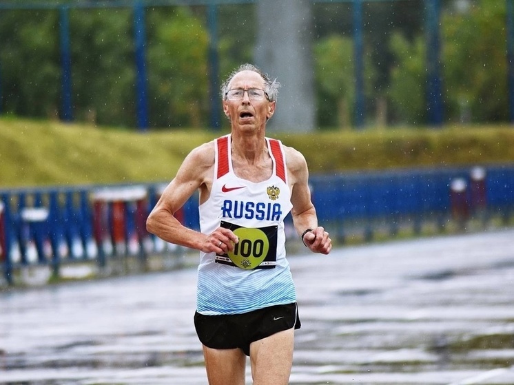 Пожилой спортсмен из Карелии пробежал под дождем  1,5 км в Беларуси за 5 минут