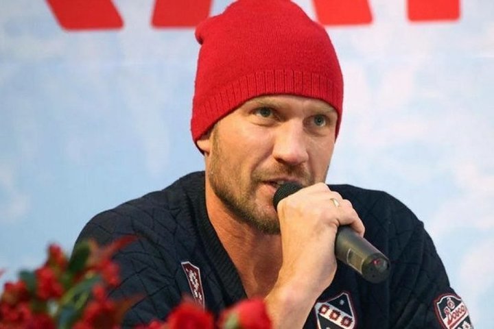 Фигурист приехал за любимыми наследниками в аэропорт