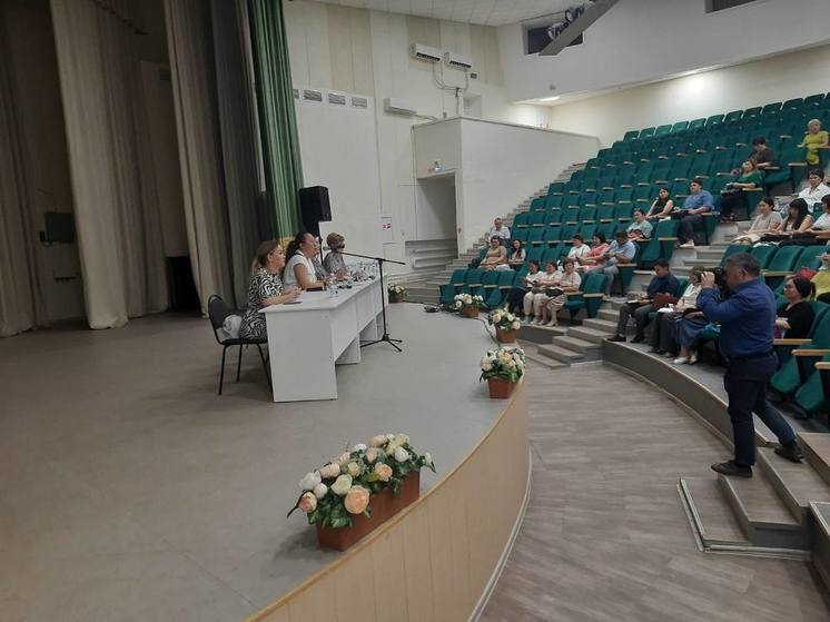 В столице Калмыкии обсудили господдержку службы занятости