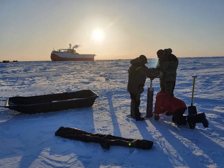 В Арктике продолжает дрейфовать российское судно, вмерзшее в гигантскую льдину0
