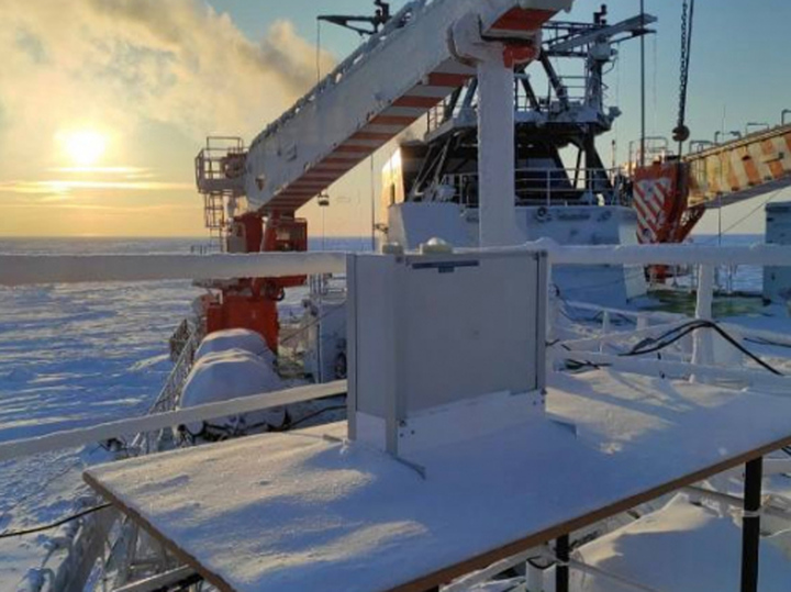 В Арктике продолжает дрейфовать российское судно, вмерзшее в гигантскую льдину1