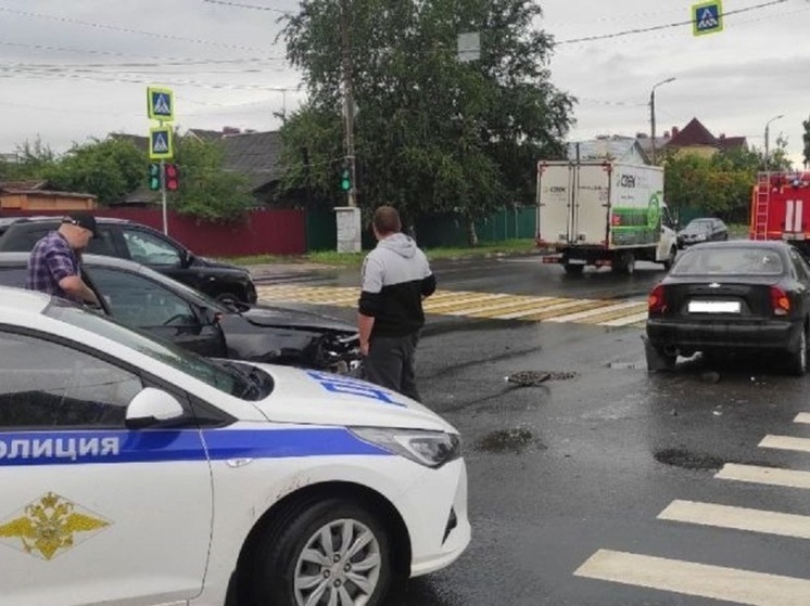 В Твери дети 6 и 13 лет получили травмы при столкновении двух иномарок