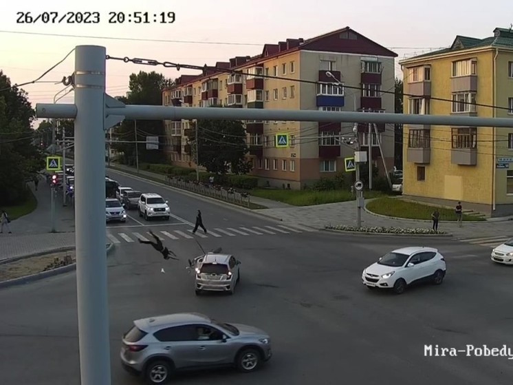 Момент жесткого столкновения мотоцикла и автомобиля на Сахалине попал на видео