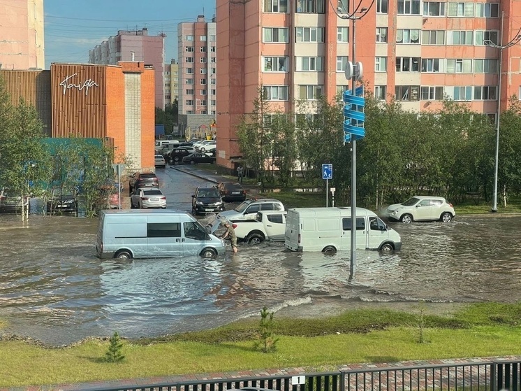 Залило дороги, затопило подъезды: Новый Уренгой чуть не утонул из-за сильного ливня