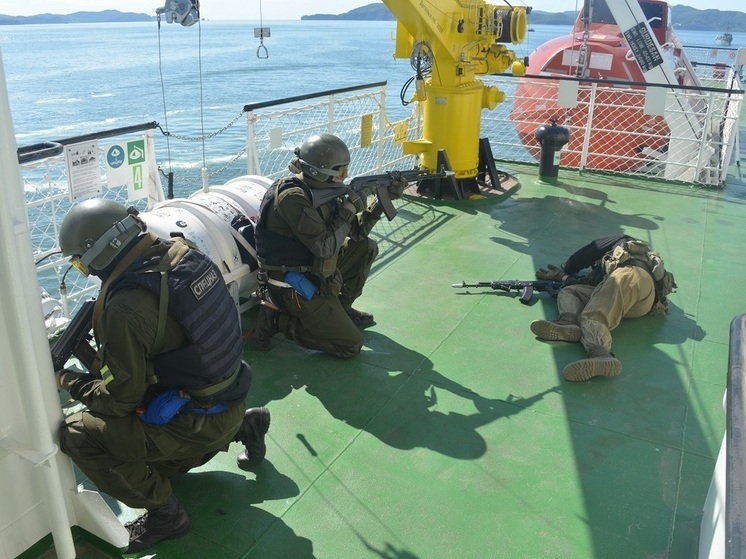На Камчатке условные террористы захватили судно