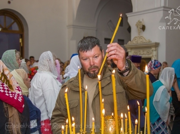 В Салехарде сотни верующих помолились перед мощами Георгия Победоносца о победе