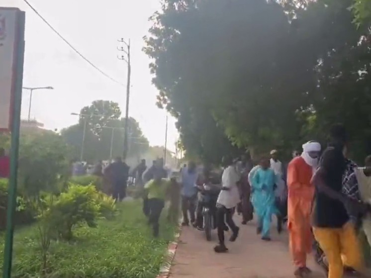 После смещения военными президента на улицах Нигера начались беспорядки