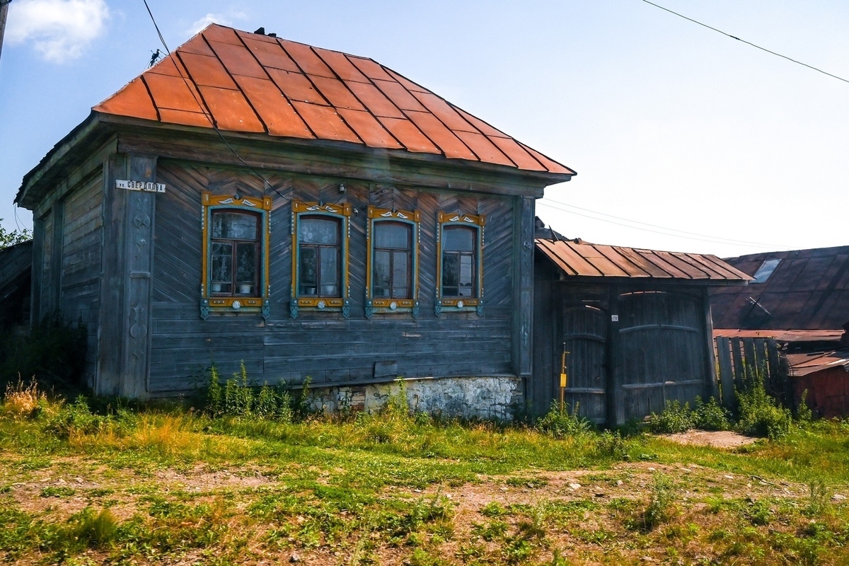 Приснился дом родителей. Дом. Дома. Красный домик Челябинск.