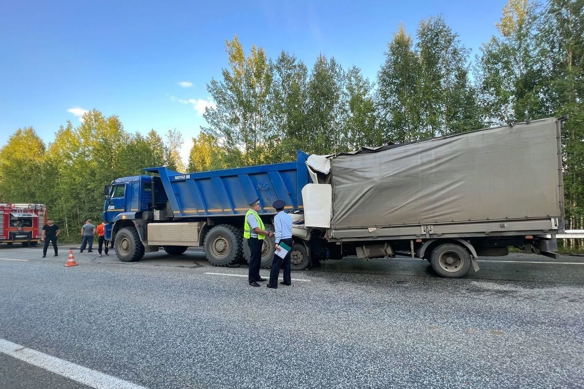 Устанавливается личность погибшего водителя грузовика, влетевшего в КАМАЗ на Урале