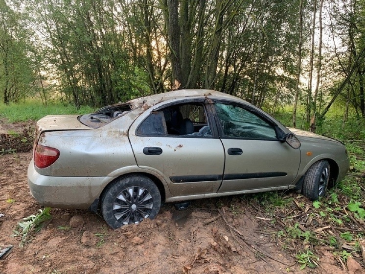 В Тверской области иномарка опрокинулась в кювете и врезалась в дерево