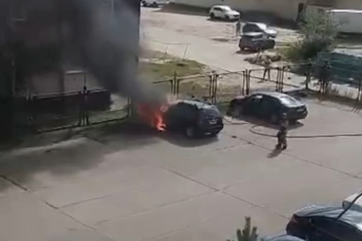 В Ноябрьске автомобиль вспыхнул на парковке - МК Ямал