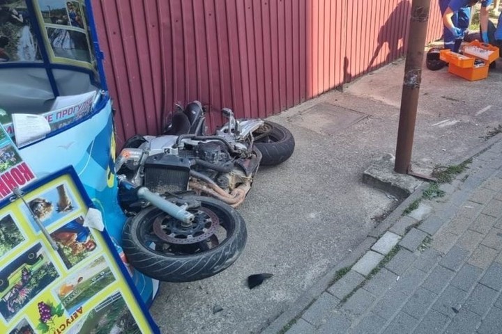 В Туапсинском районе в аварии с мотоциклом и легковушкой погиб байкер