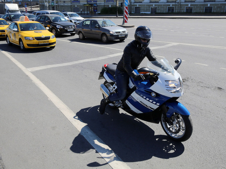В Малой Вишере подростки на мотоцикле врезались в припаркованный грузовик