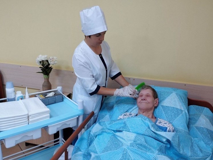 Зарплаты сиделок, реабилитологов и психологов проиндексировали в Подмосковье