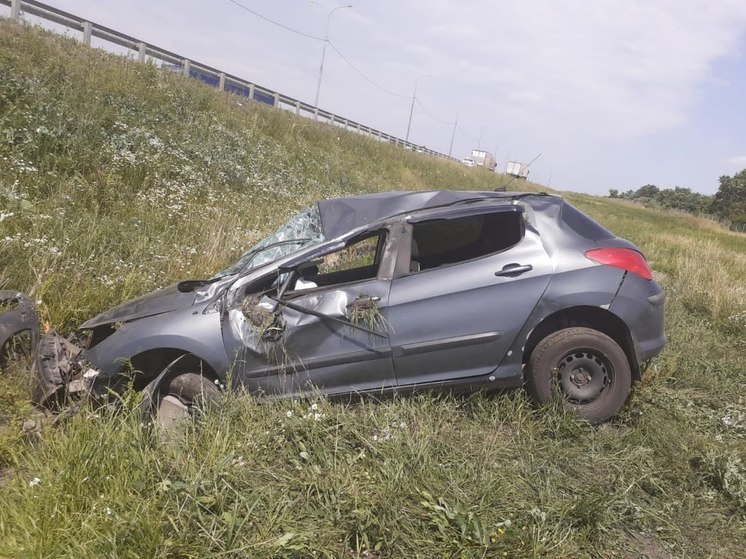В Воронежской области после съезда «Пежо» в кювет в больницу попала семья из Перми