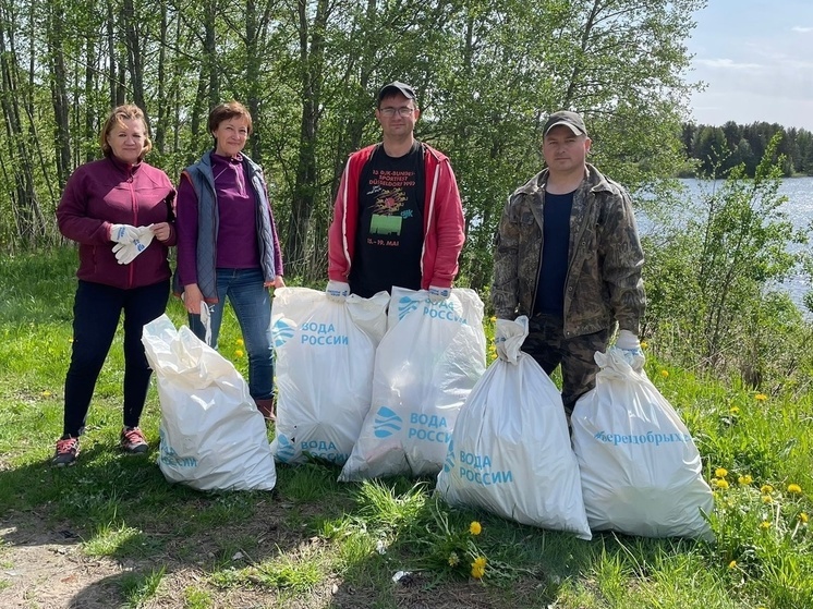 Волонтеры очистили от мусора 45 километров берегов рек и озер в Карелии