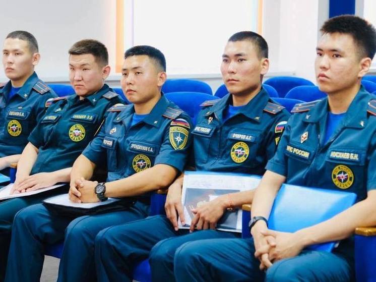 В МЧС Калмыкии поприветствовали молодых офицеров