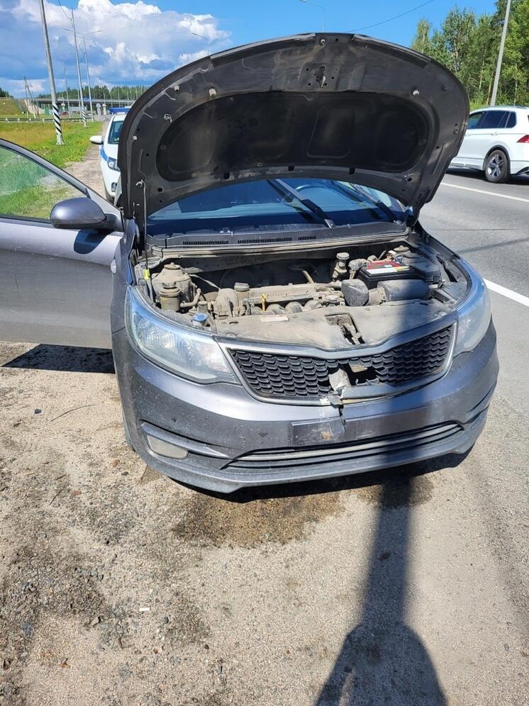 Упавший с грузовика булыжник чуть не убил женщину с младенцем на выезде из Петрозаводска