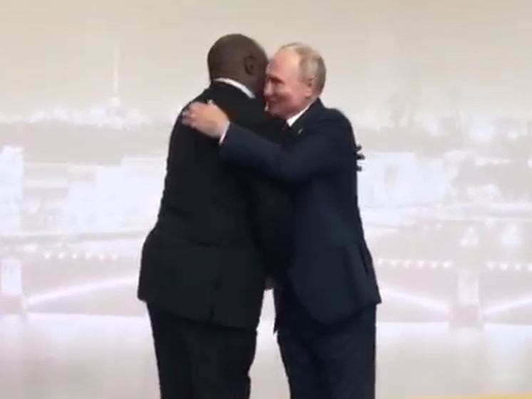 На приеме в честь африканских лидеров Путин обнялся с главой ЮАР Рамафосой