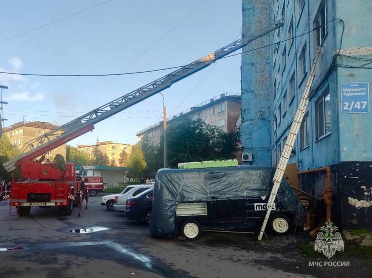 В Мурманске тушат пожар в жилом доме на улице Гаджиева