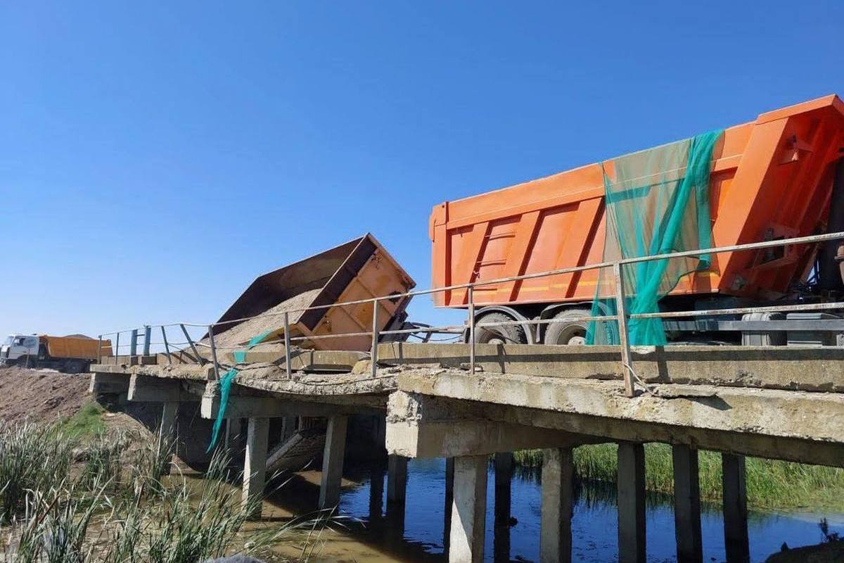 Мост обрушился в Дагестане после проезда самосвала