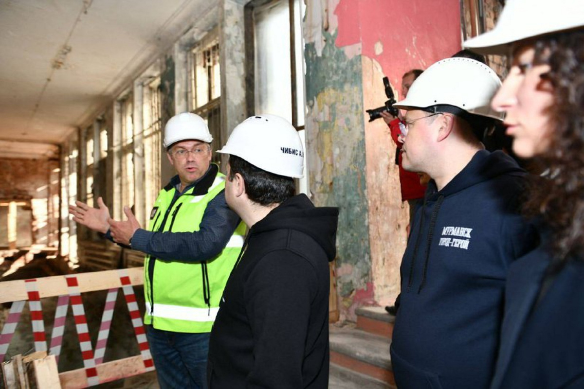 Юрий Сердечкин и Андрей Чибис осмотрели ход работ в здании бывшего кинотеатра «Родина»