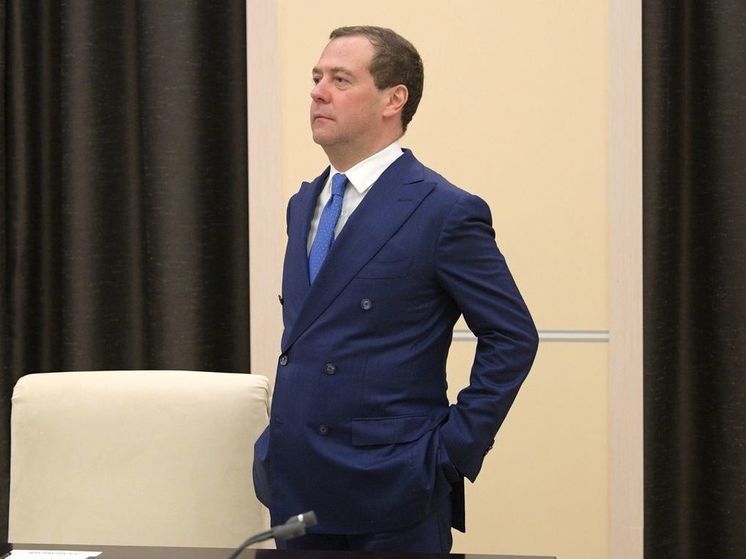  Медведев назвал Зеленского и западных политиков рептилоидами