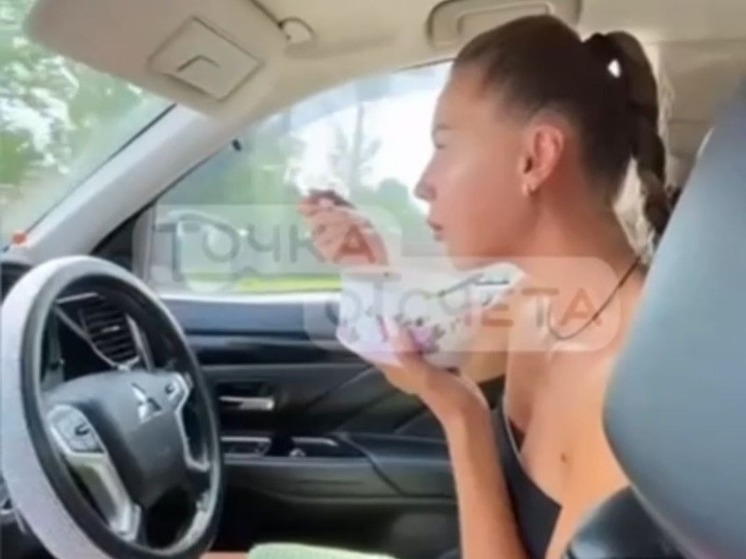 Модель и блогера с Сахалина, которая управляла авто коленом и ела салат, оштрафовали