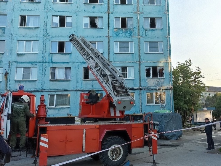 В Мурманске потушили пожар в жилом доме: 11 человек спасены