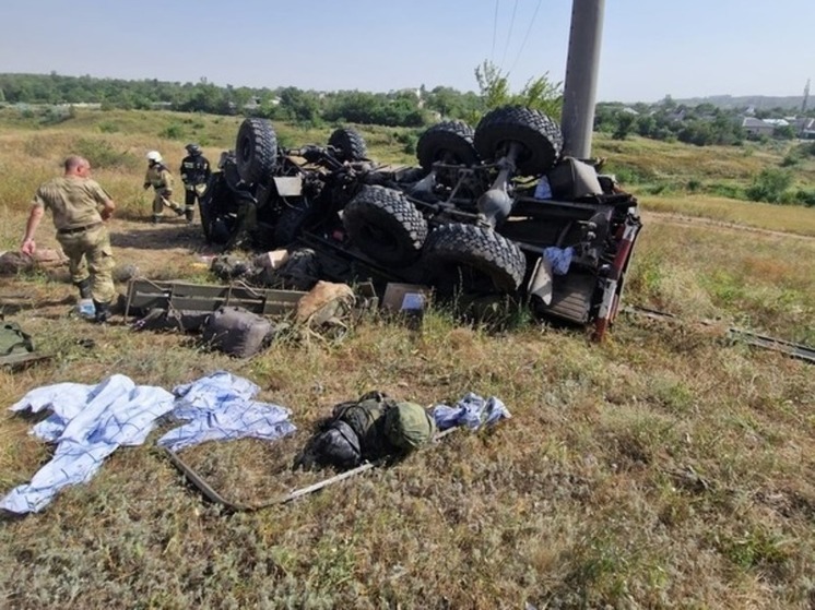 В Ростовской области перевернулся военный КамАЗ