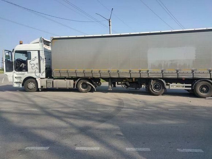 Под Воронежем столкнулись легковушка и два грузовика