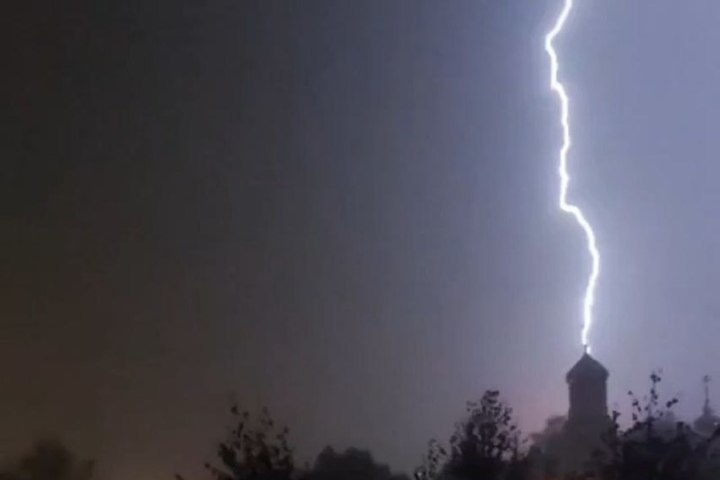 Молния в Дмитрове ударила в Сретенскую церковь