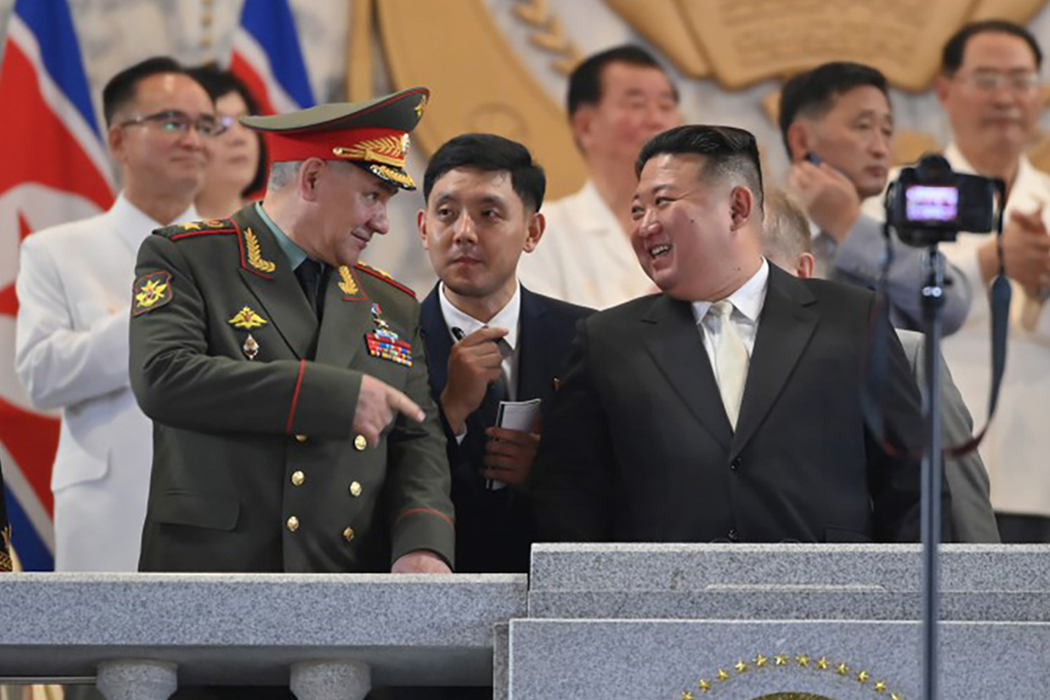 Радость Ким Чен Ына на фоне ракет удивила Шойгу: парад, застолье, переговоры