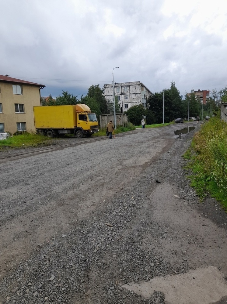 Тучи пыли и разбитый ж/д переезд портят жизнь сразу двум районам Петрозаводска