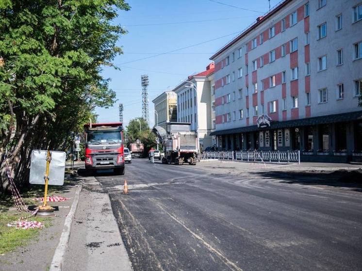 В Мурманске ремонтируют дорогу на улице Профсоюзов