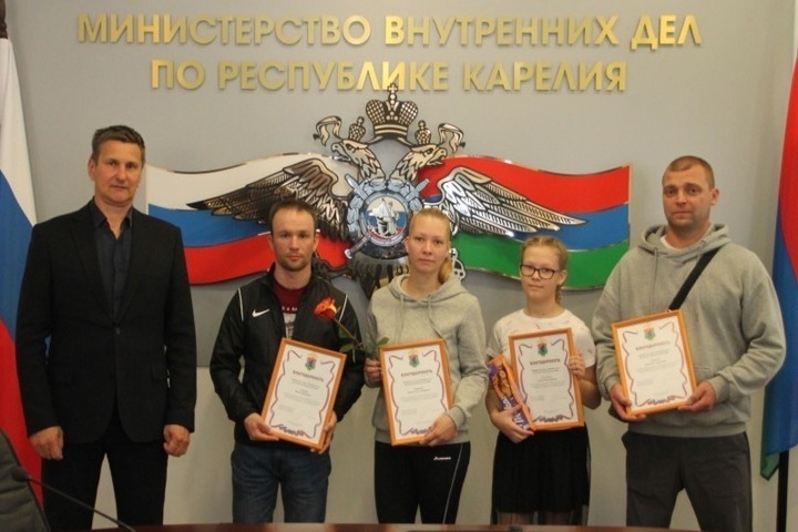 Жители Петрозаводска получили награду за то, что спасли старушку от мошенников