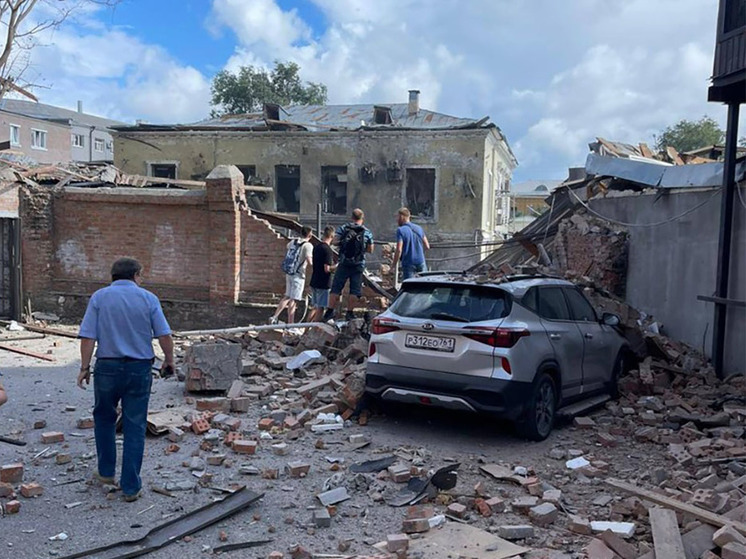 При взрыве в Таганроге ранены не менее 12 человек, образовалась воронка