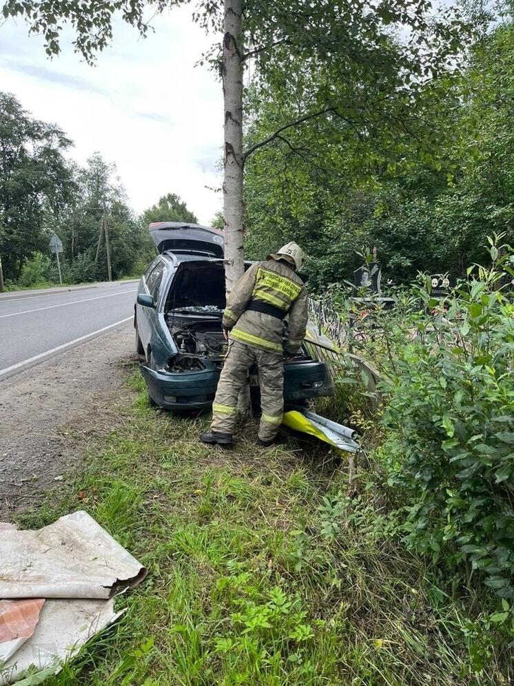 Иномарка въехала в дерево у кладбища в Петрозаводске