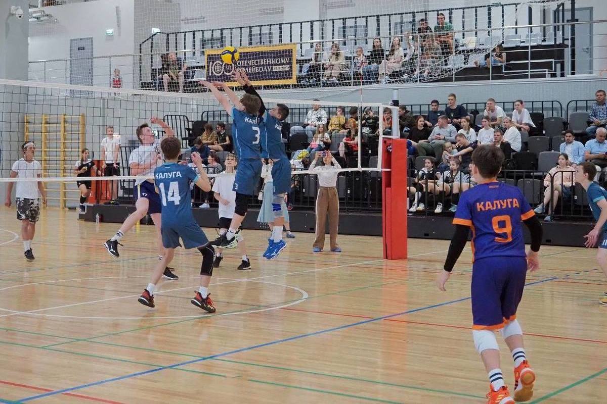 В Калуге в день 100-летия волейбола открылся турнир среди спортшкол