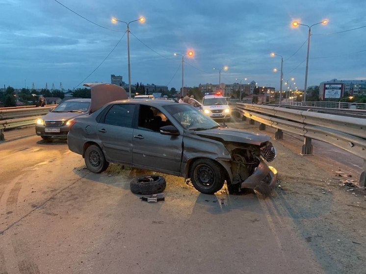 «Легковушка» врезалась в отбойник на улице Торговая в Омске: есть пострадавшие