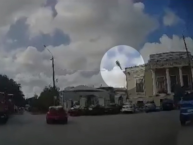 В соцсетях публикуют видео момента падения ракеты в Таганроге