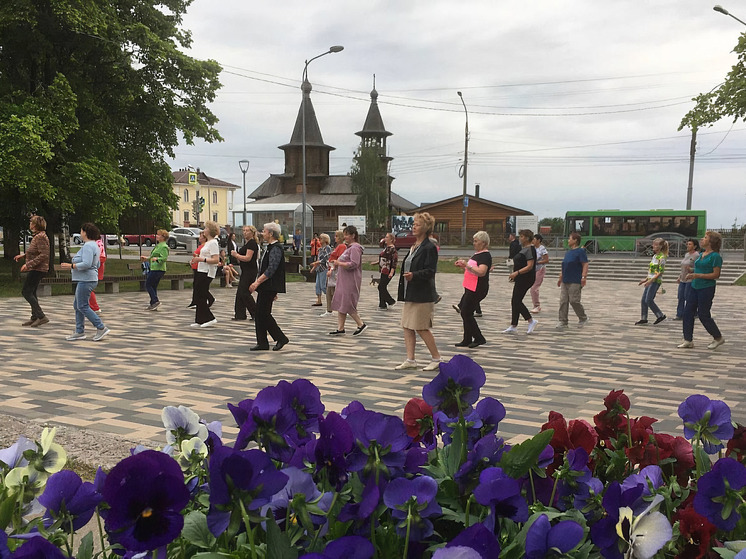 Поднимают настроение и укрепляют здоровье: архангелогородцы танцуют под открытым небом