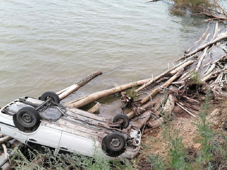 В Новосибирске парни в машине упали с откоса на Обском водохранилище