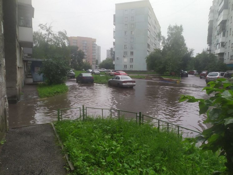 Одну из улиц в Новокузнецке затопило