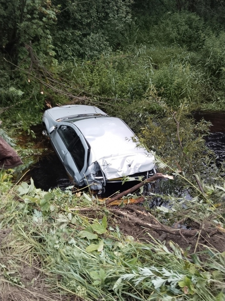 Машина упала в ручей после ДТП в Тверской области