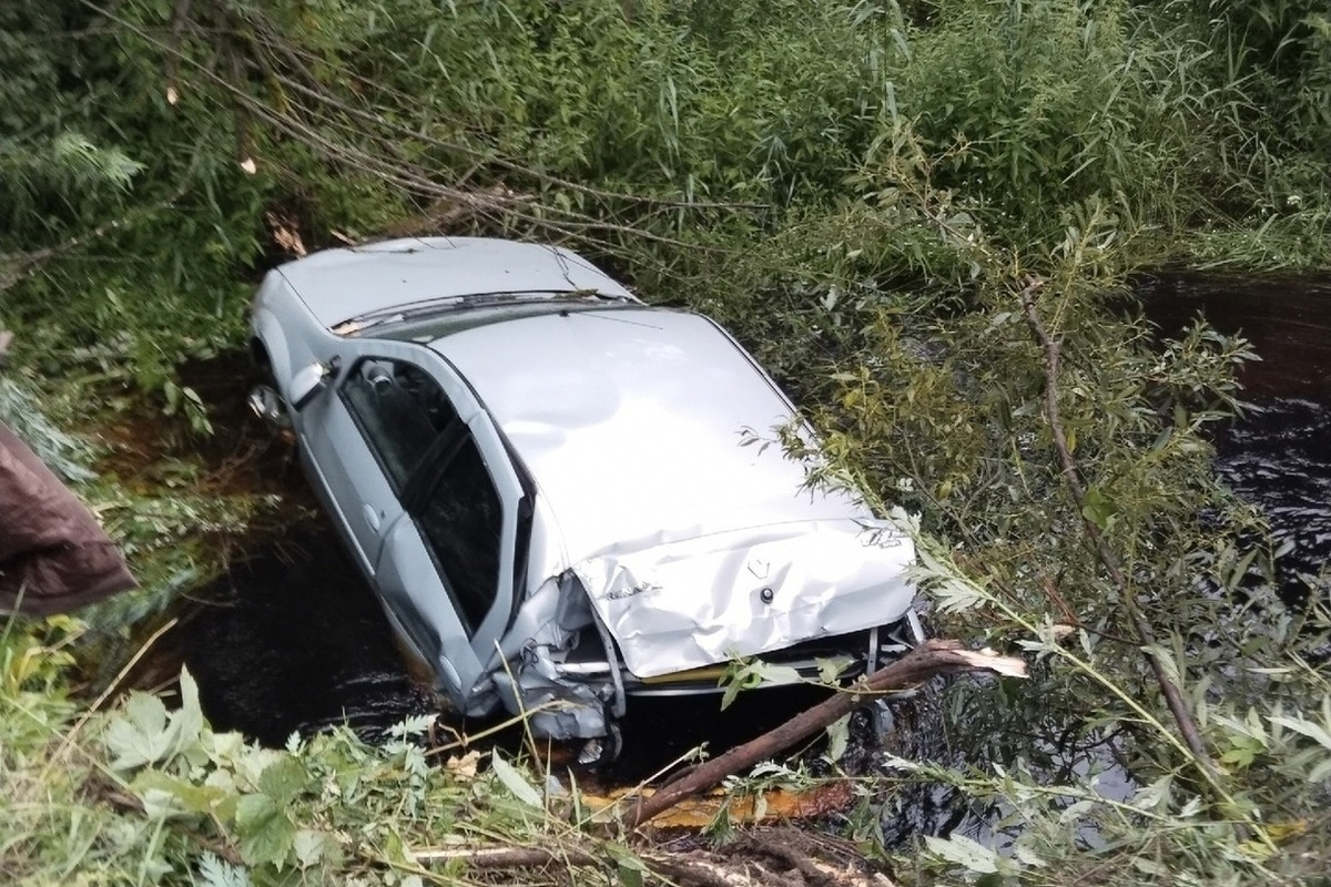 Машина упала в ручей после ДТП в Тверской области